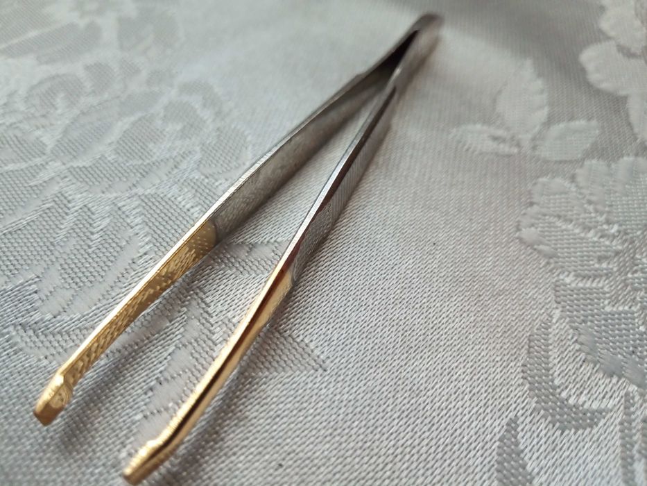 Penseta Monicare Solingen cu varf tesit , placat cu aur .