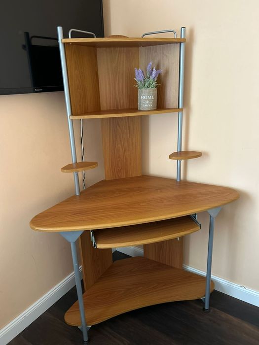 Birou din pal pe colt