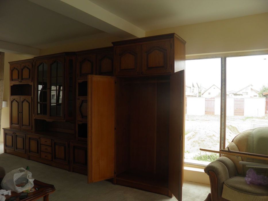 Vând mobilă de sufragerie din lemn masiv