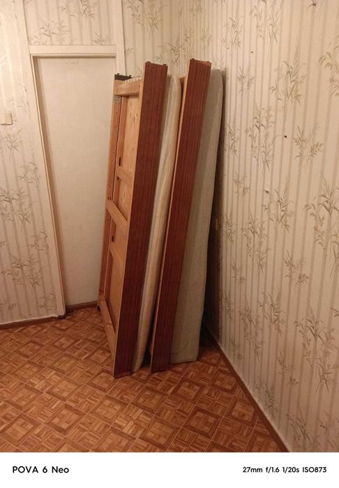 Срочно продам две кровати полуторки , массив , прочные 15000