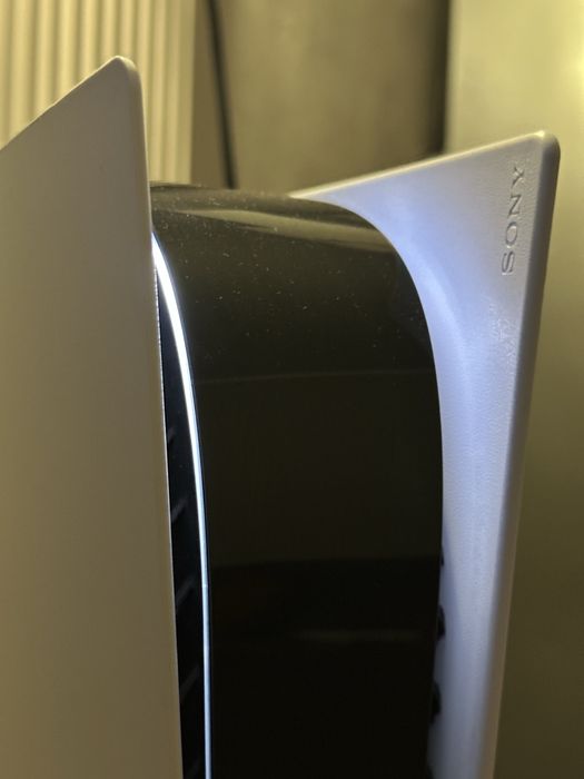 Продам Sony PS5 1 TB как новая 2 джойстика