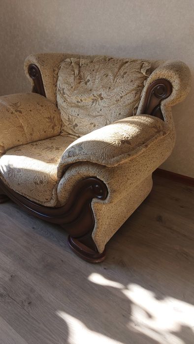 Угловой диван с креслой.