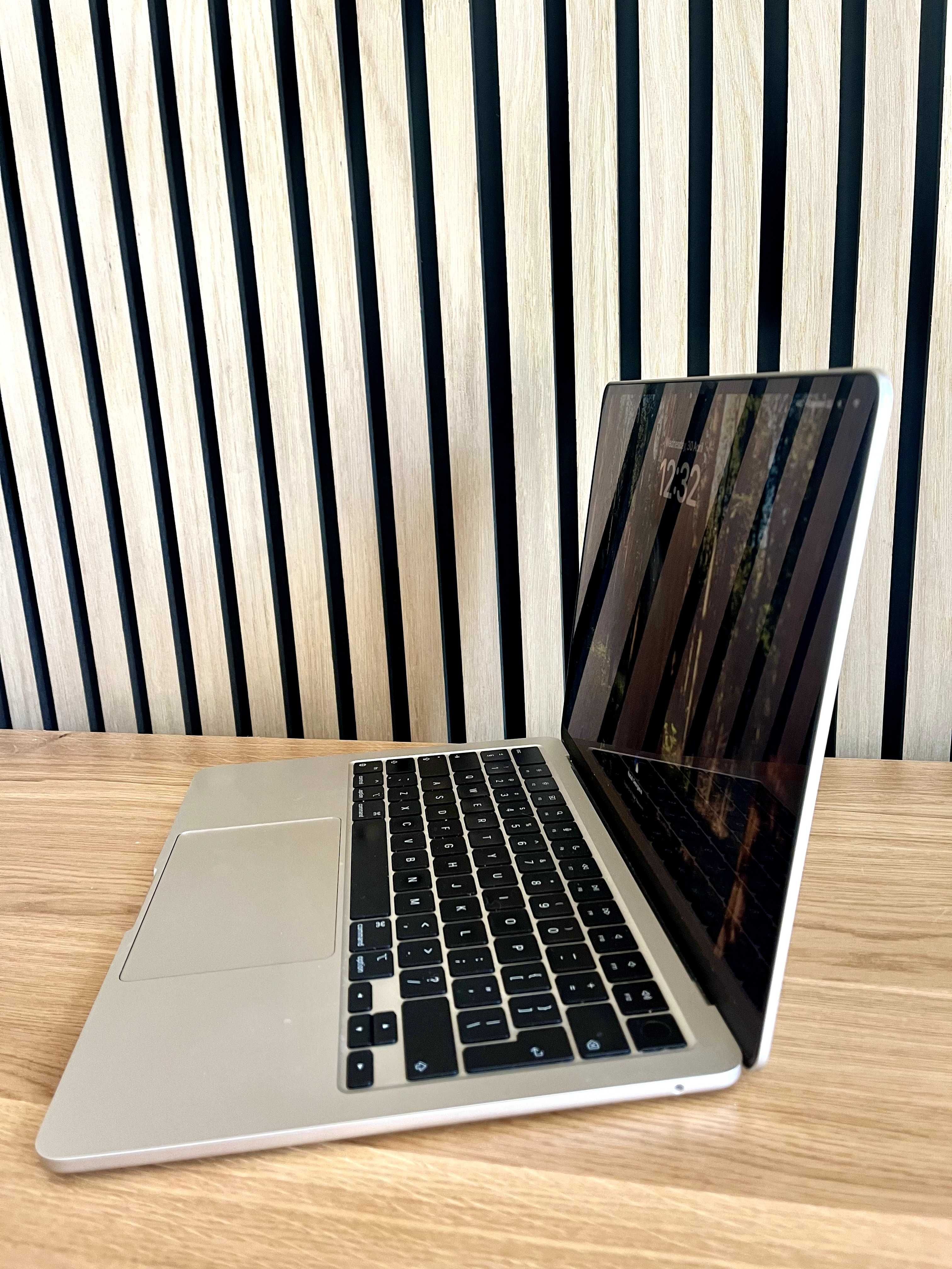 Macbook Air 13,6-inch 16RAM 256GB, закупен от ISTYLE