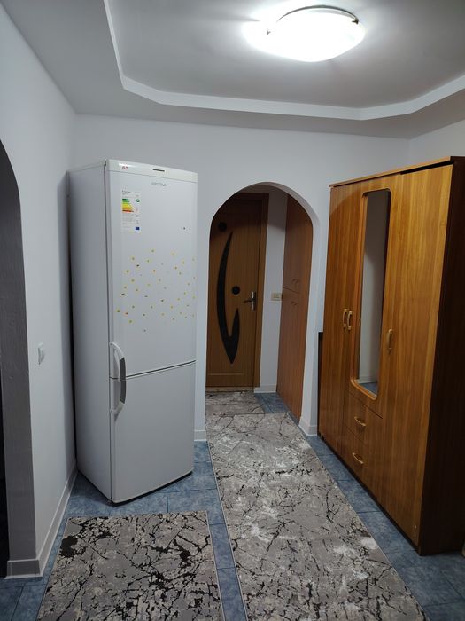 Închiriez apartament cu 2 camere