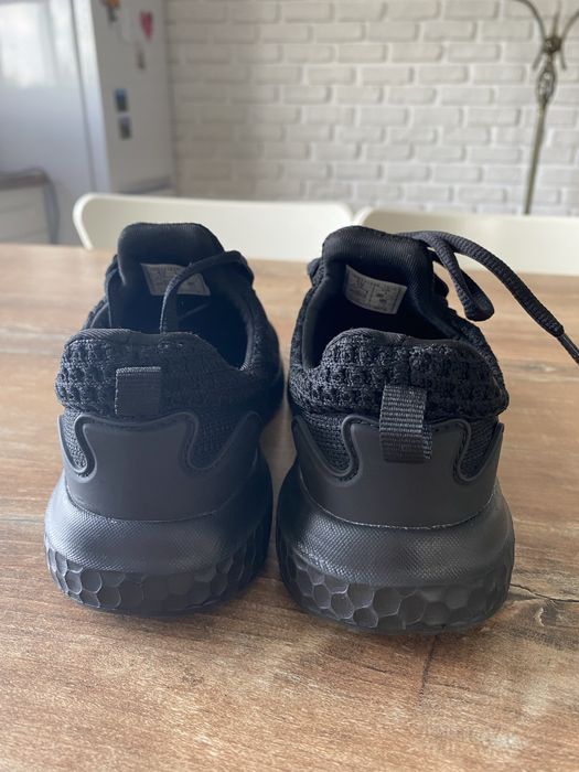 Vand papuci baieti, noi, marimea 32, negri, 60 lei