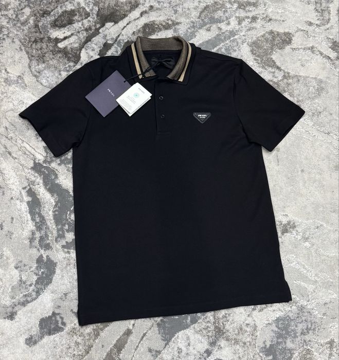 Тениска с яка на Prada