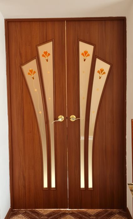 Продам двери двухстворчатую и одинарную.