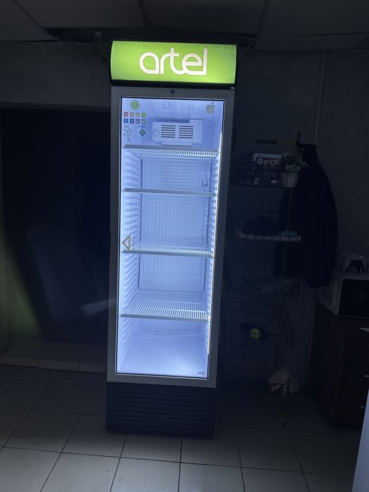 Продается витринный холодильник