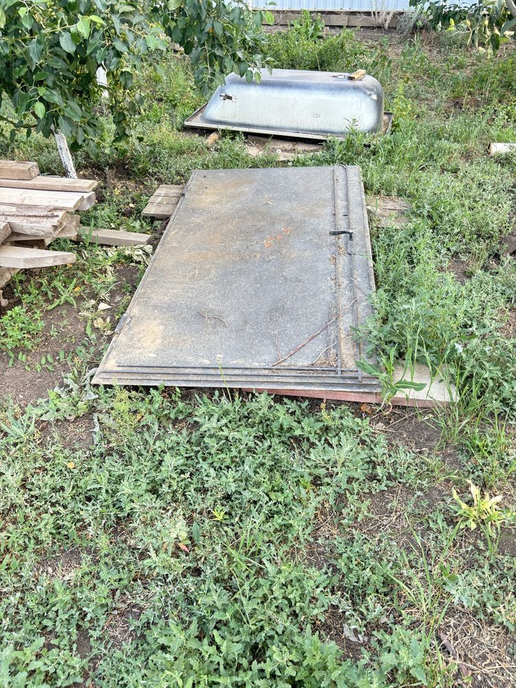 Продам металлическую дверь