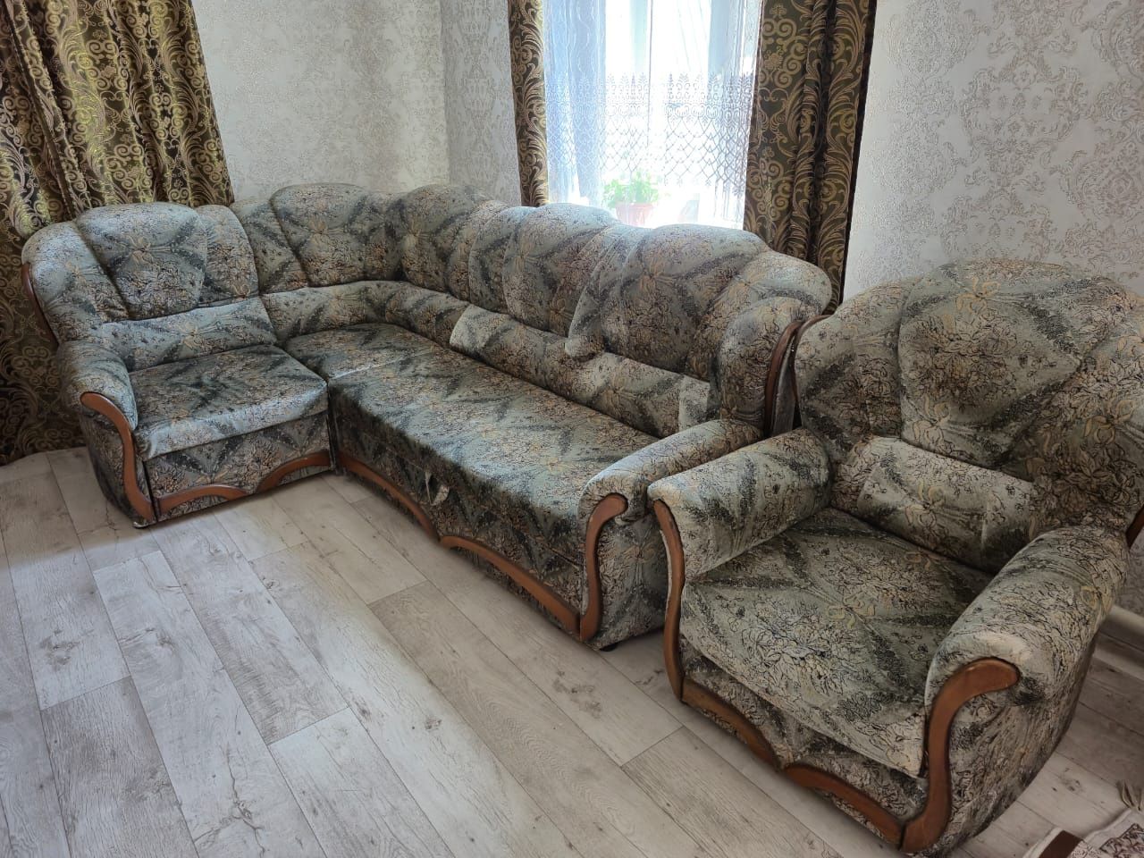 Продам угловой диван с креслом