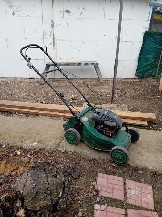 Vînd mașină de tuns iarba și 4 roți