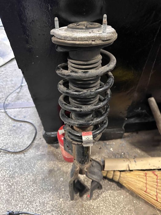 Tesla Model 3 2021 long range амортисьори на 90к км без забележки.