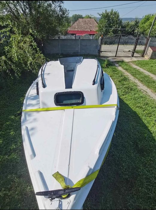Barca cu peridoc si motor EvinRude 25cp