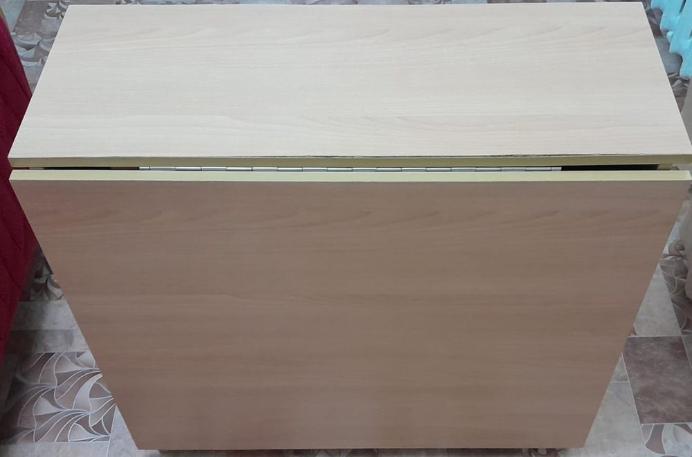 Продам стол книжка в хорошем состоянии.