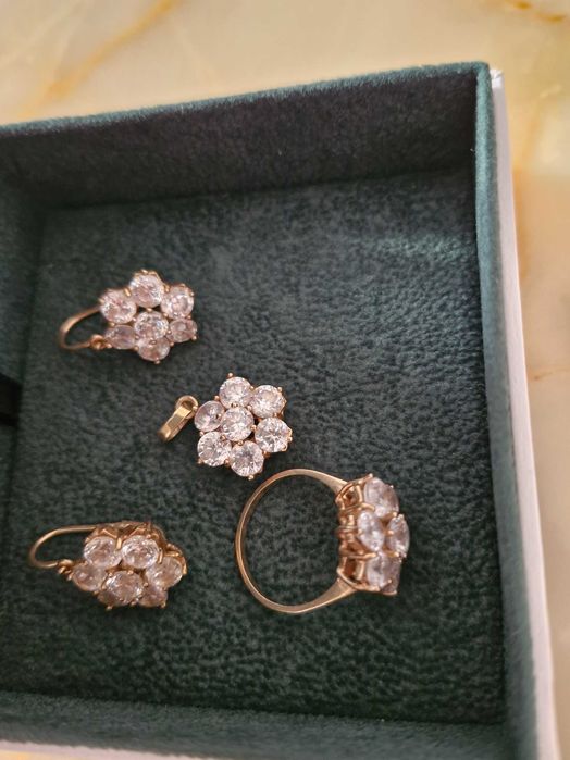 Set bijuterii din aur ( cercei, medalion si inel) greutate 15.8 g.