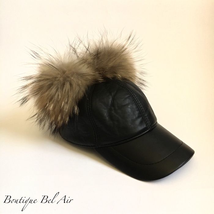 Кожена шапка с помпон от естествен косъм