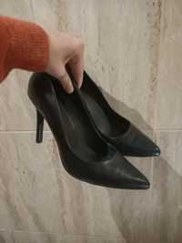 Pantofi cu toc culoarea neagra număr 39