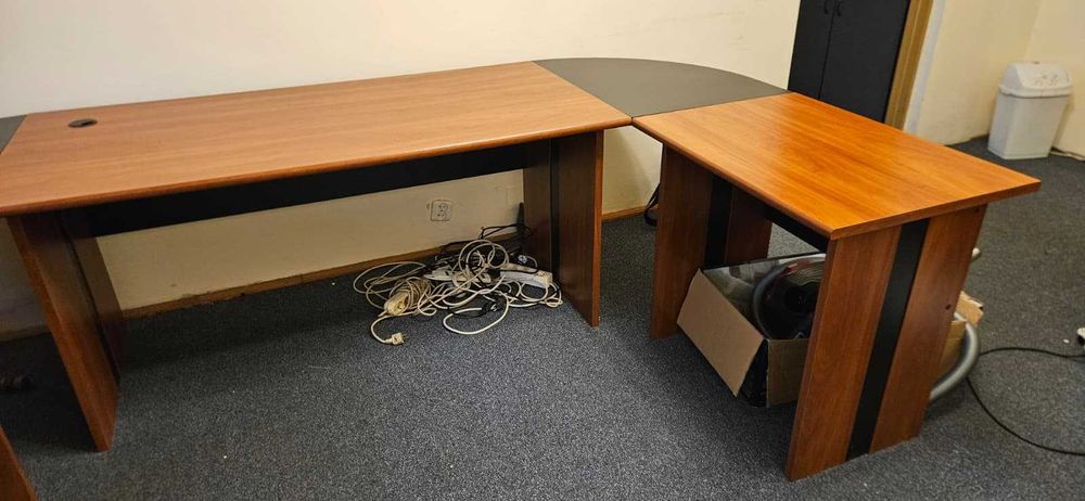 Vand doua birouri cu anexe