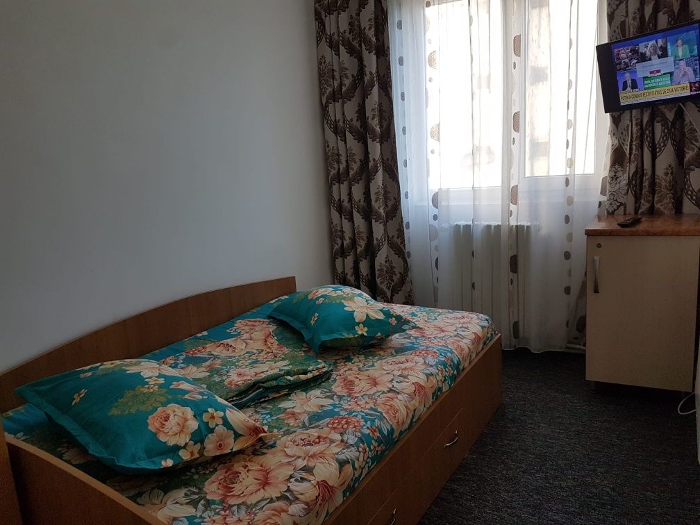 Apartament cu 3 camere pentru închiriat pe sezonul de vara