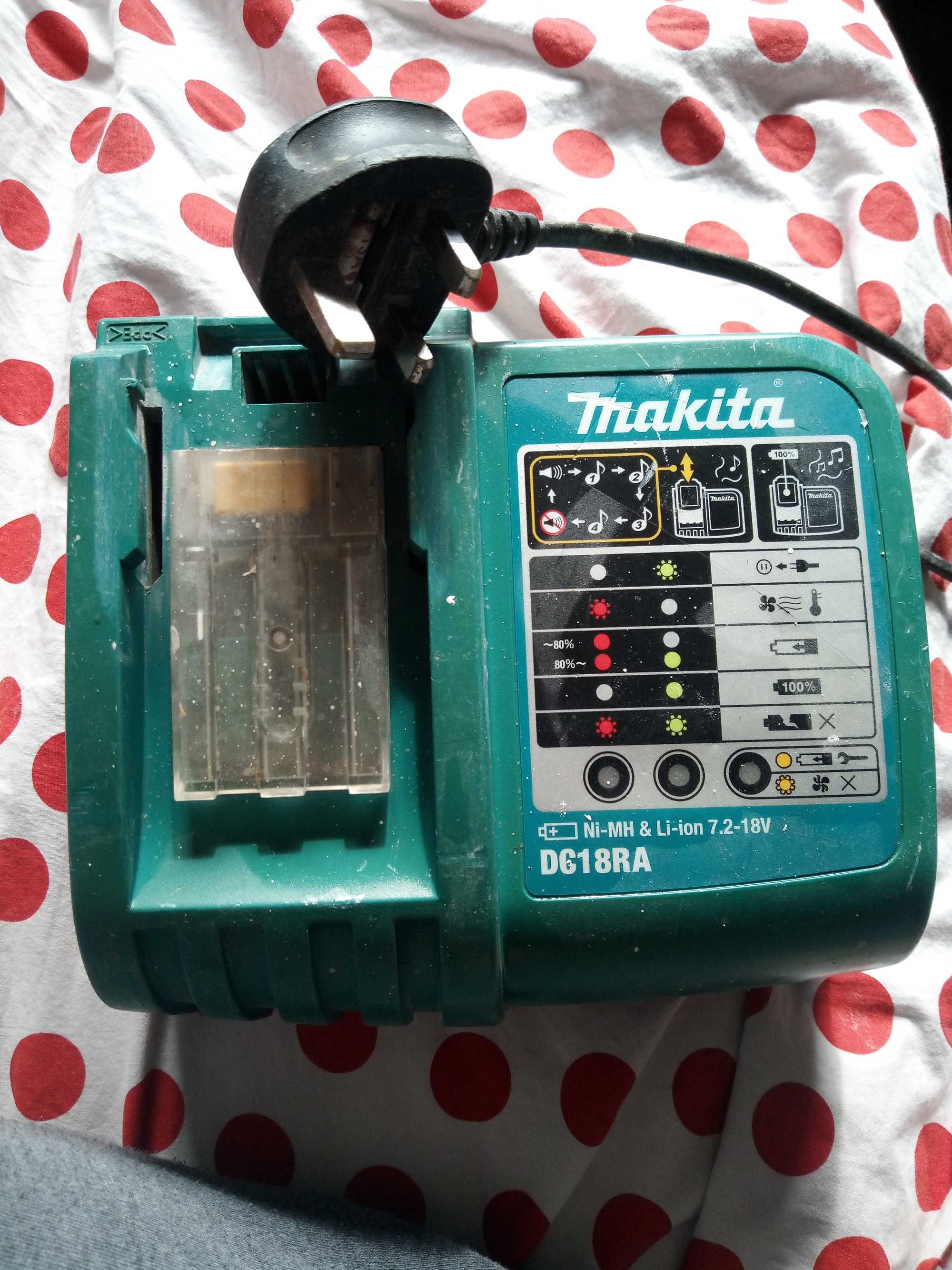 Makita зарядно DC18RA