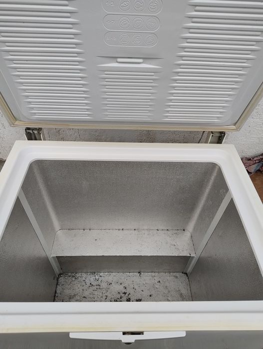 Vând ladă frigorifică Whirlpool