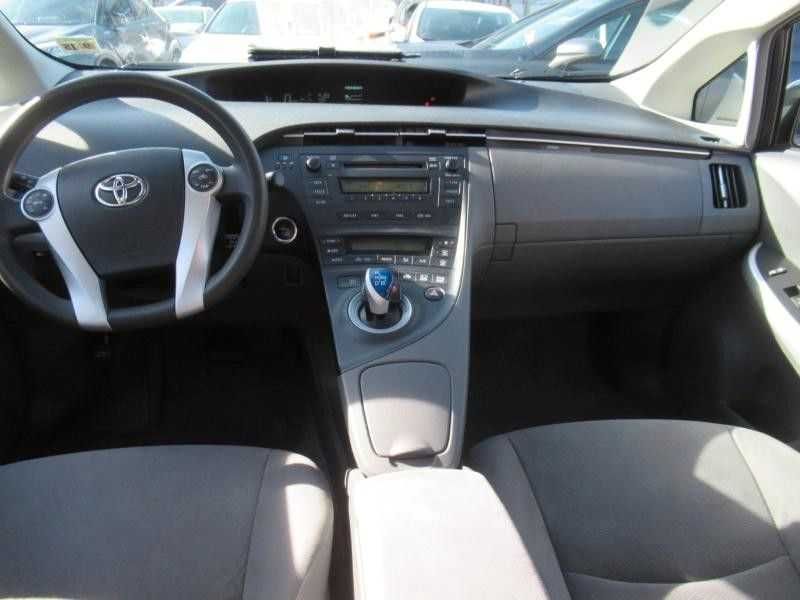 Inchiriez Toyota Prius automata  2012 cu gaz GPL  pentru Uber si Bold