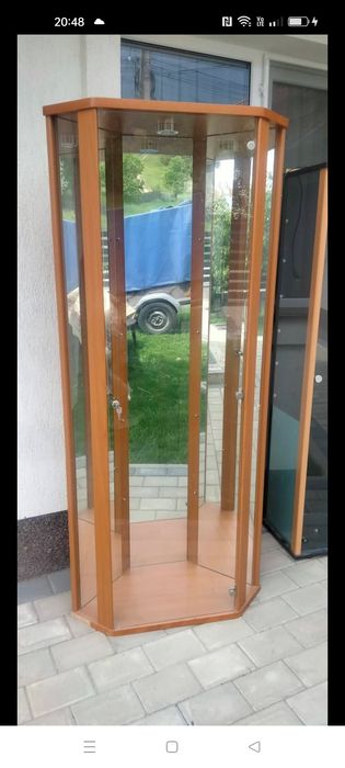 Doua vitrine expunere diferite produse machete bibelouri