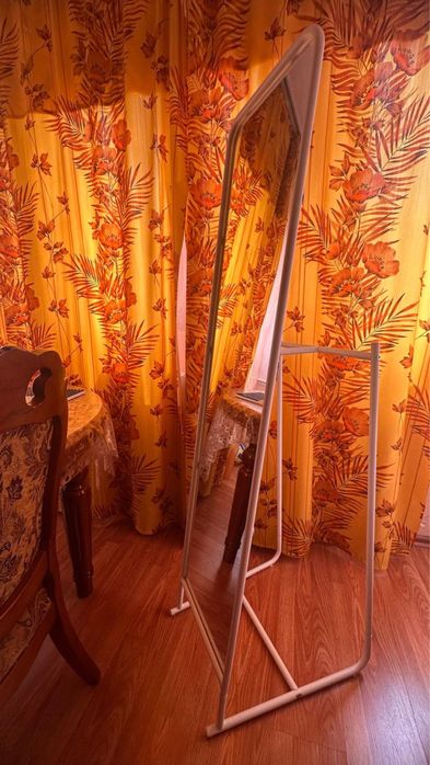 Зеркало белого цвета от  фирмы ikea