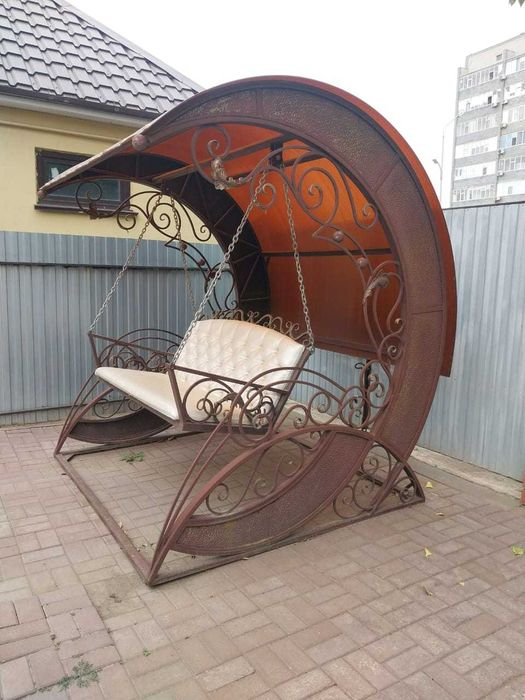 Кованые качели садовые