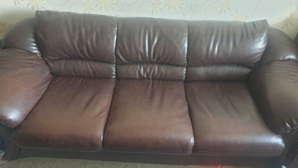 Кожена холна гарнитура състояща се от троен диван, двоен и фотьойл