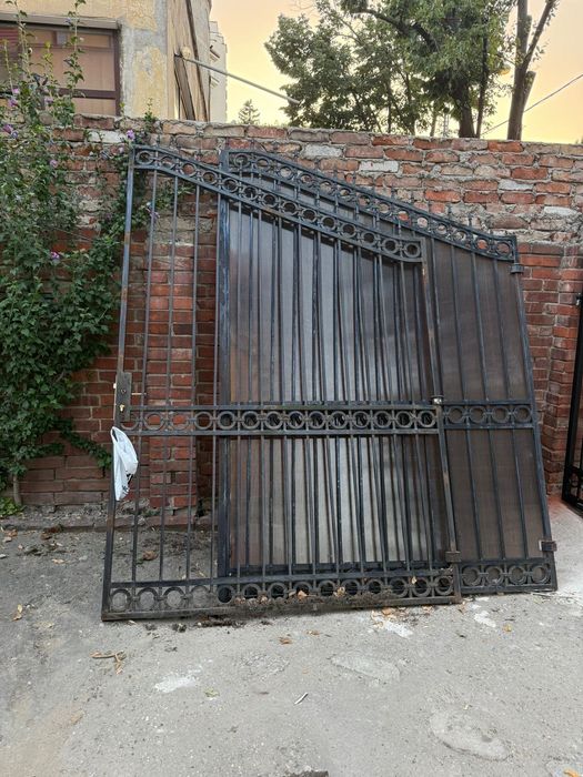 Barieră poartă / gard pentru curte – stare foarte bună