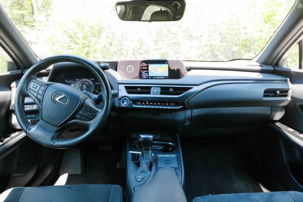Lexus UH hybrid | Rent A Car