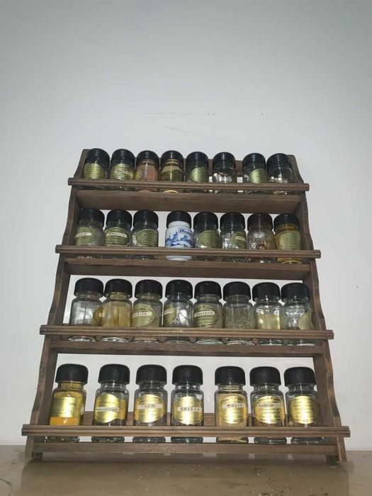 Raft din lemn cu 31 de sticlute de condimente