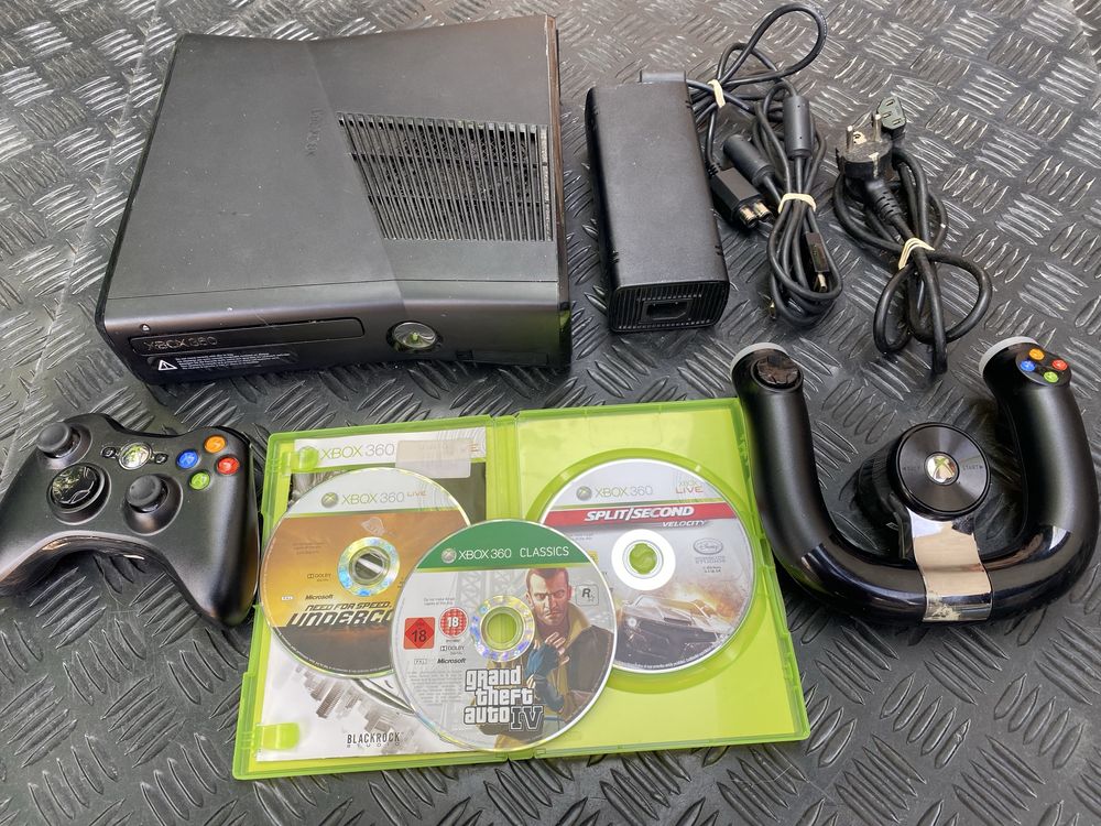Xbox 360 slim cu jocuri si controllere