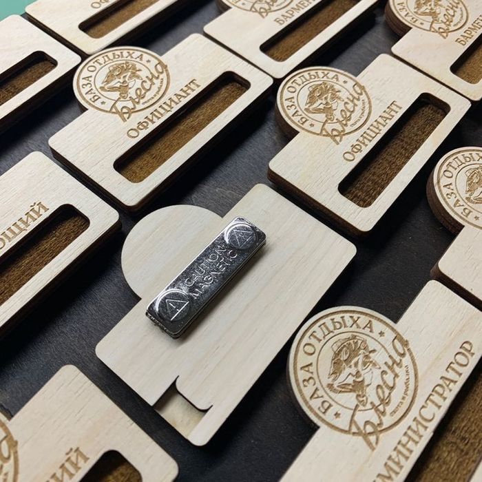 Бейджики под заказ — пластик, акрил, ПЭТ, фанера, нержавейка