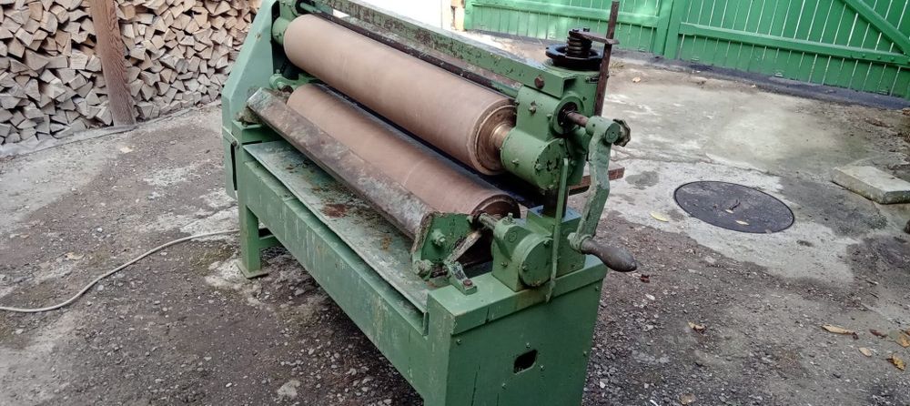 Mașina de aplicat adeziv