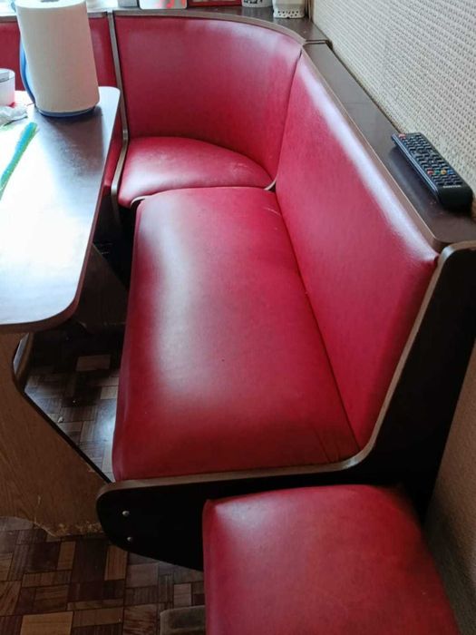 Продается кухонный уголок со столом