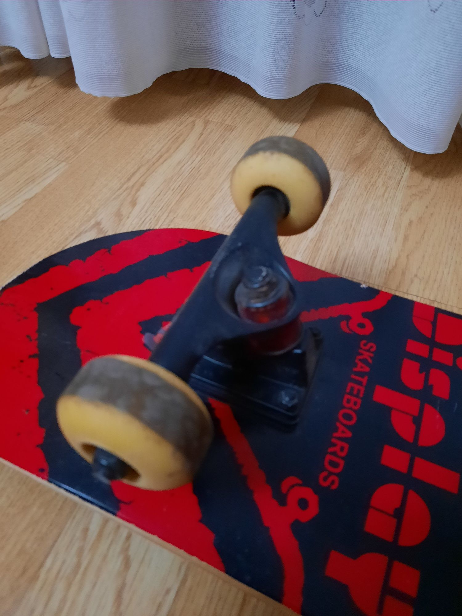 Skateboard rosu-negru