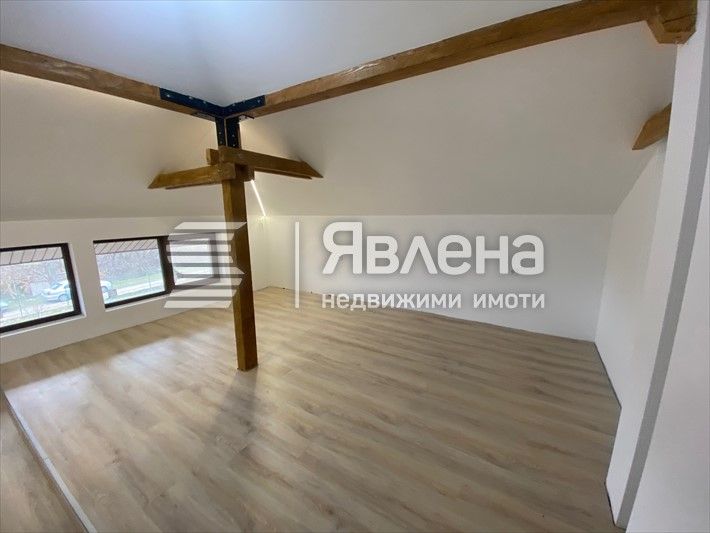 Нова къща, на метри от спирка и главен път