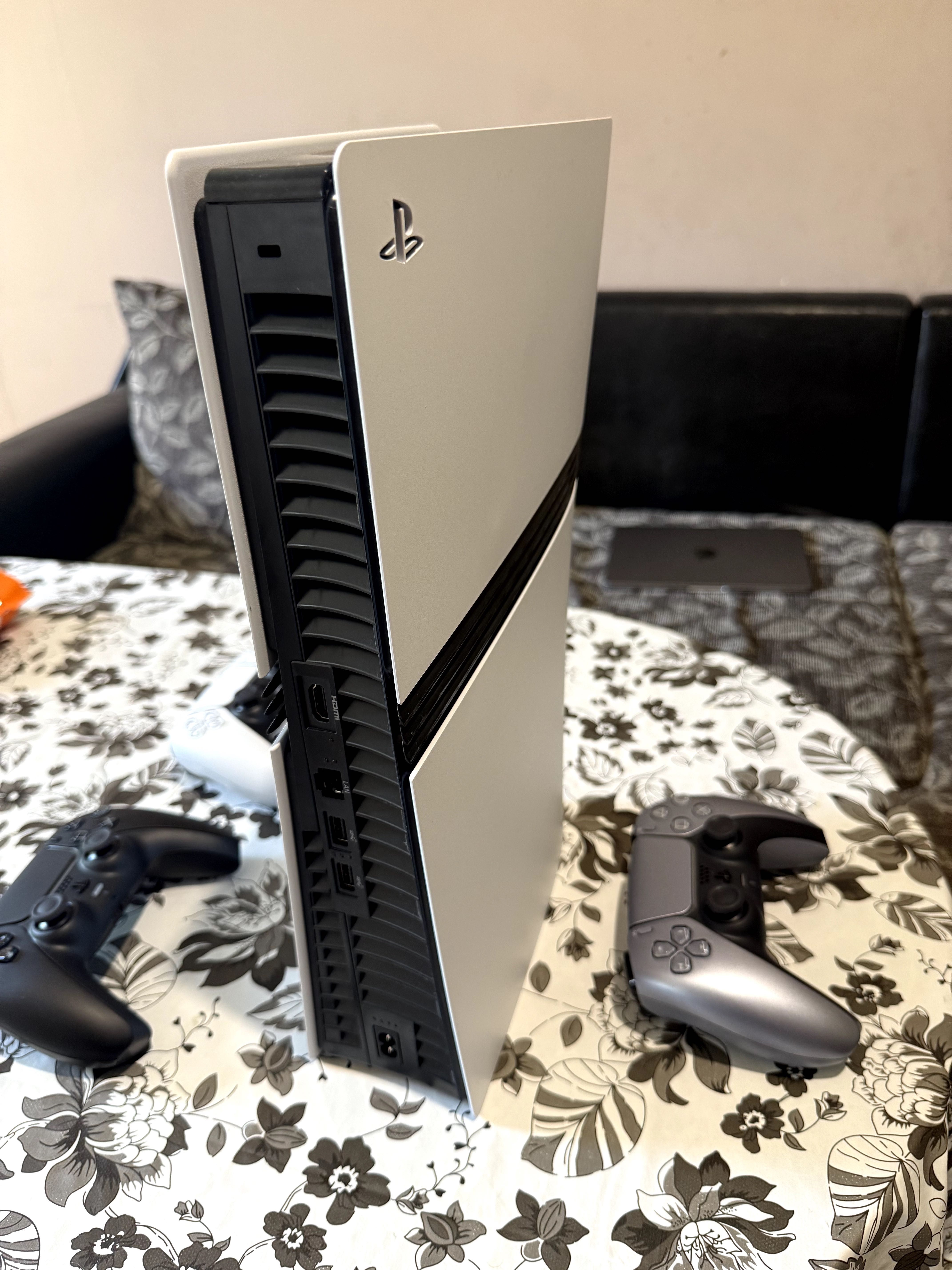 PlayStation 5 Pro 2TB + 3 контролера + игри + Гаранция – ТОП Състояние