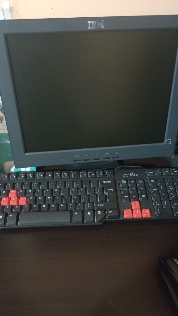PC cu monitor, mause, tastatură