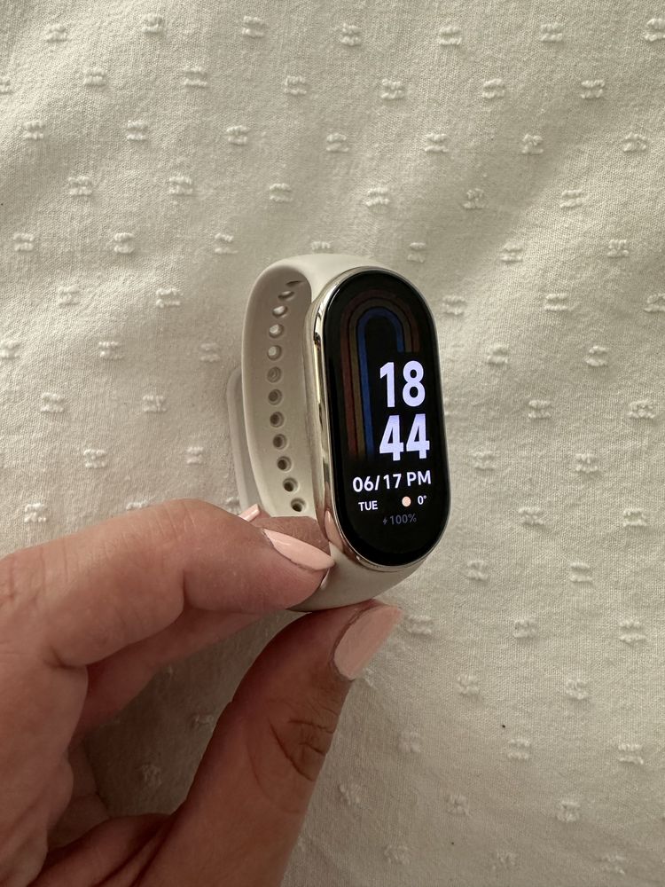 Xiaomi Smart Band 8 с бяла каишка