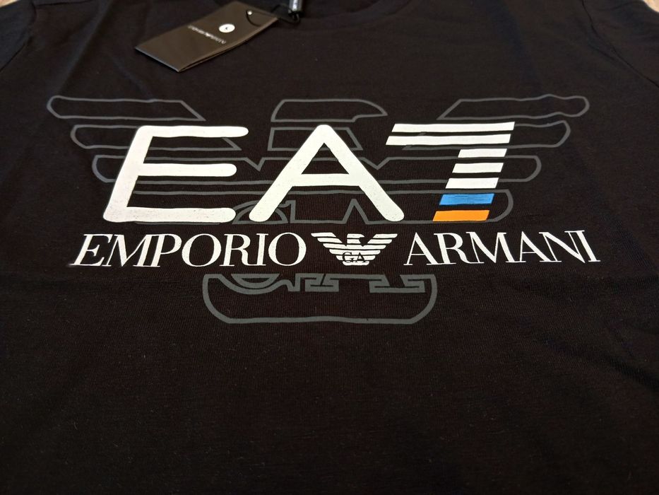 Emporio Armani тениски в бял и черен вариант - ТОП модел за сезона !