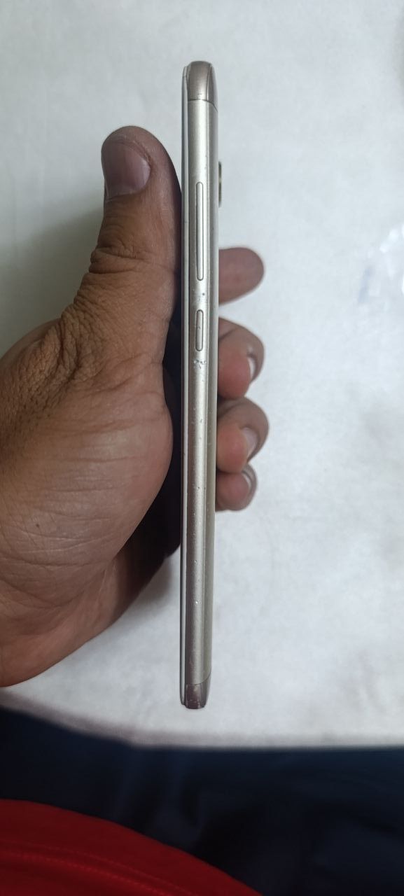 Redmi 5 Plus 4/64 Gb karobkasi bor.