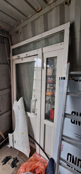 Продам алюминиевую белую дверь