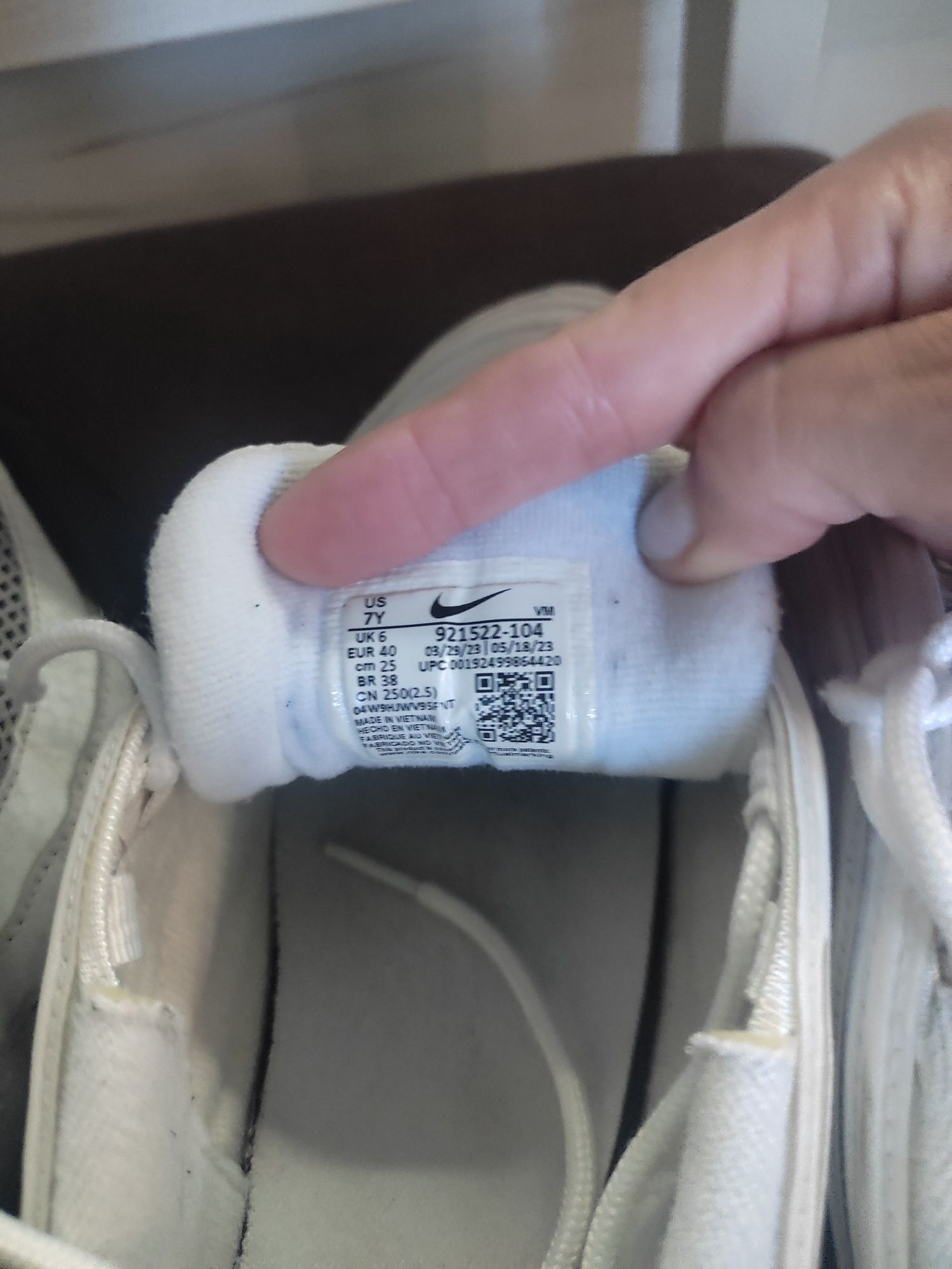 Nike Air Max 95,кожа и текстил 37/5също бели и черни номер 40