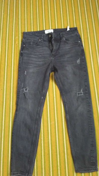 Vand doua perechi de blugi aproape noi