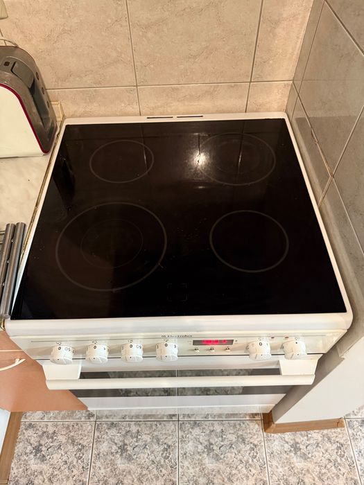 Шкафове и плот за кухня + мивка + печка