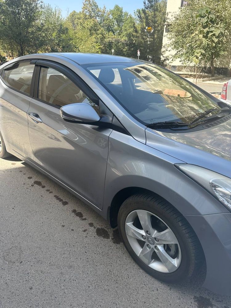 * Hyundai ELANTRA 2012 года механика 1.6 надежная экономичная не дорог