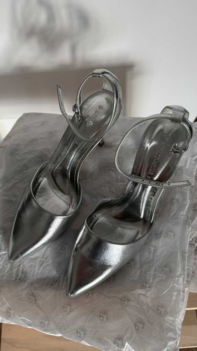 Pantofi cu toc Stradivarius marime 36 stare excelenta !